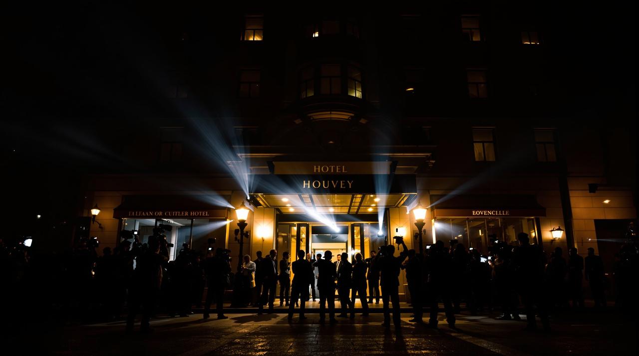 某顶流男星深夜密会神秘女子,两人在夜色中同行